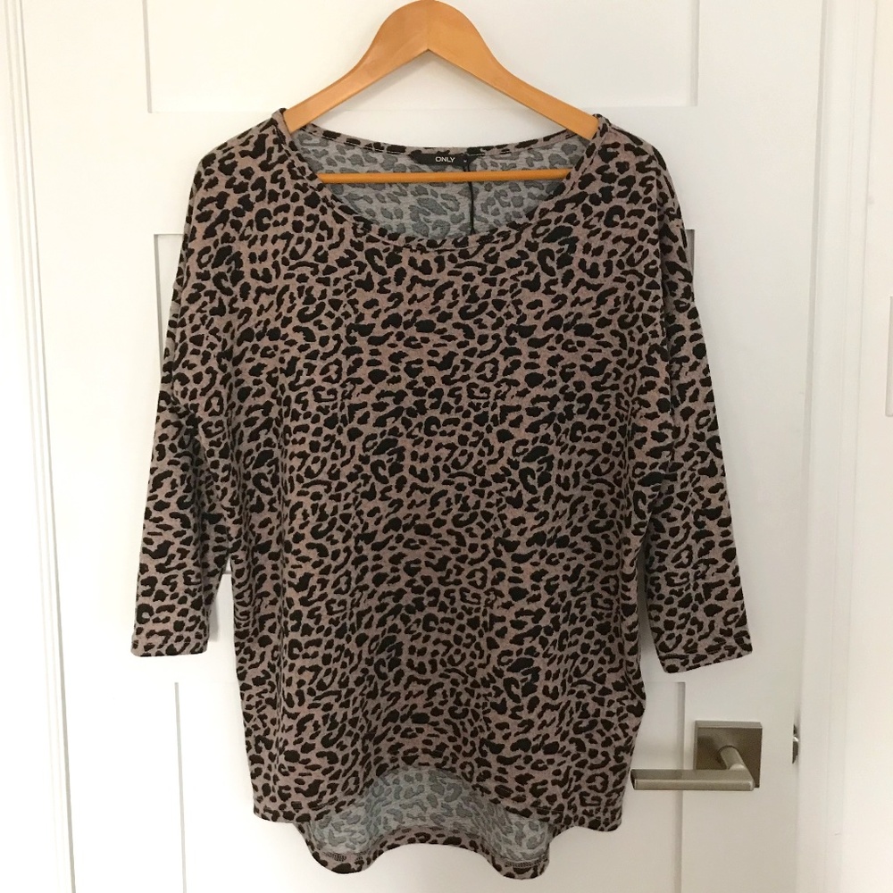 Gorgeous sweater/top EXCELLENT QUALITY CHECK OUT MY CLOSET FOR STEALS AND DEALS!
